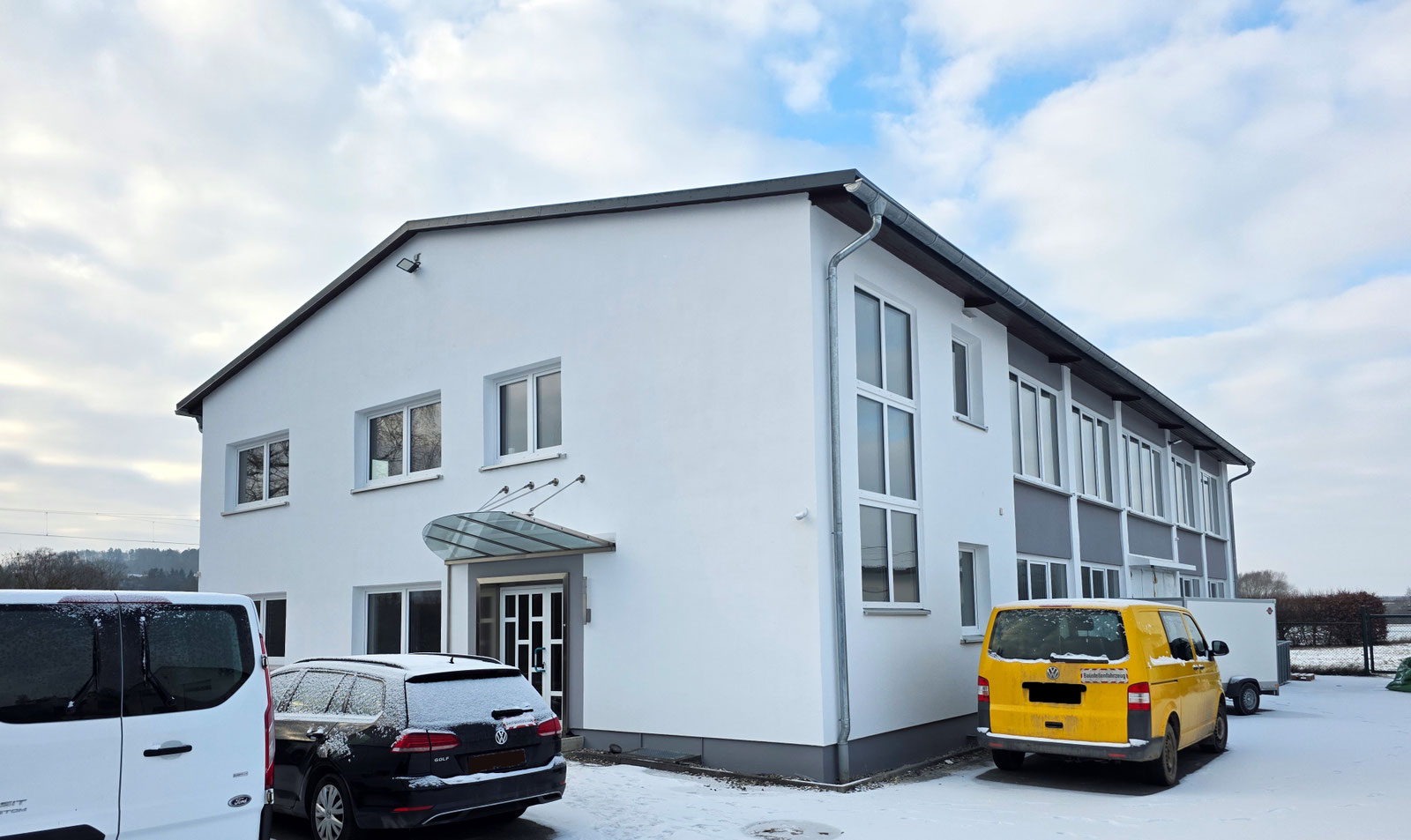 Bürogebäude der AST mit Firmenfahrzeugen in Nürnberg